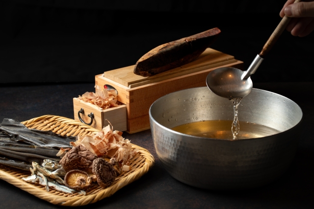 【出汁の取り方】鰹節と昆布でどんなお料理にも使える１.５番出汁を紹介！